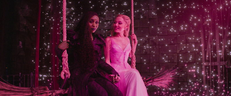 エルファバ＆グリンダ　互いを思いやる変わらぬ絆　「ウィキッド 永遠の約束」場面写真