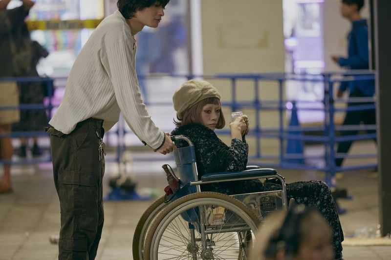 森七菜　歌舞伎町を背景に一人たたずむ姿　満面の笑顔で仲間とともにはしゃぐ様子も　「炎上」場面写真
