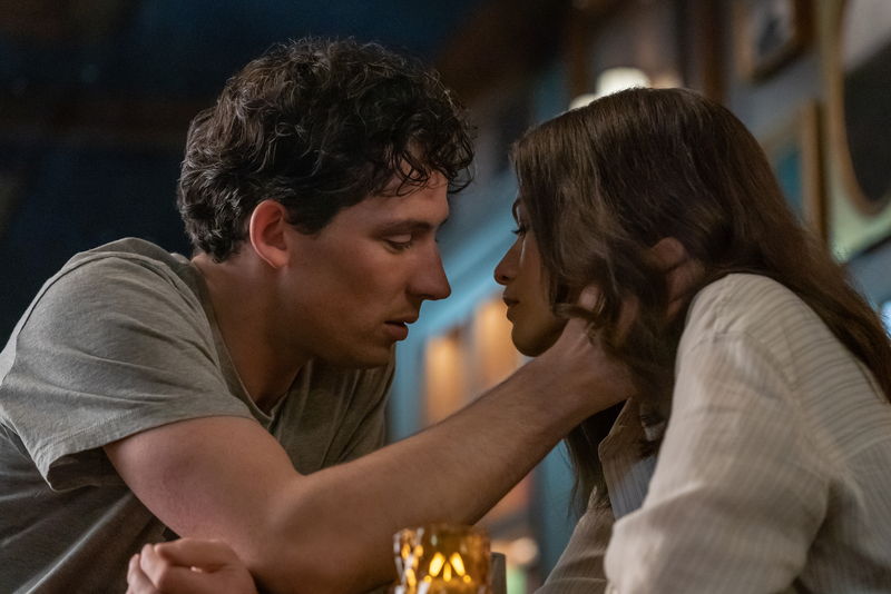 ゼンデイヤ　2人の男性とのキス寸前カット　「チャレンジャーズ」場面写真
