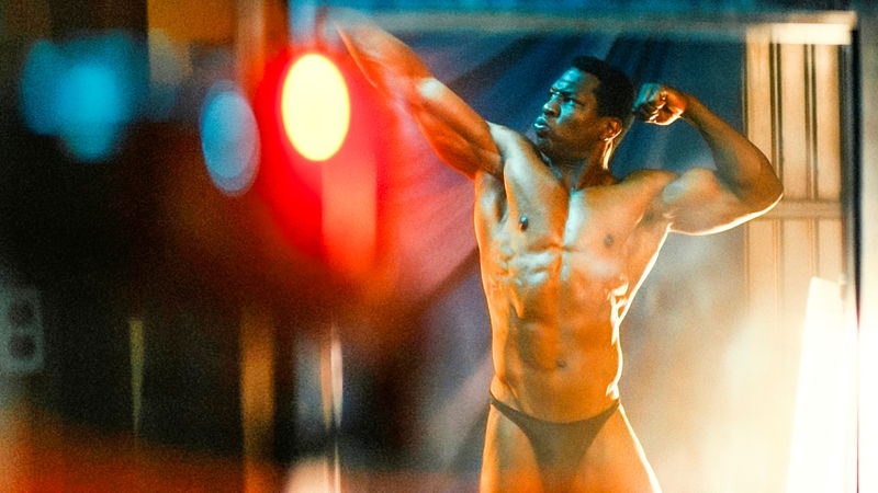 ジョナサン・メジャースが見せるバキバキ筋肉　徹底した役作り　「ボディビルダー」場面写真