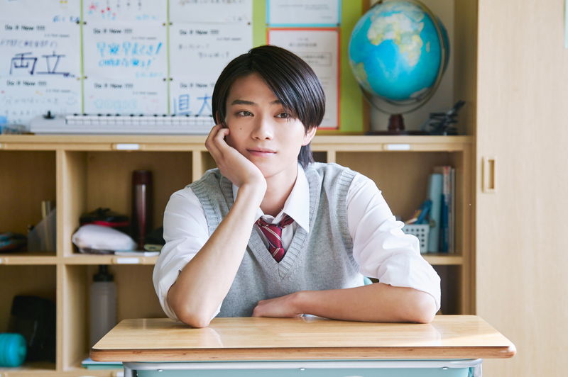 高橋恭平　髙橋ひかるにはにかみ笑顔　岩瀬洋志とのゼロ距離ショットも　「山口くんはワルくない」場面写真