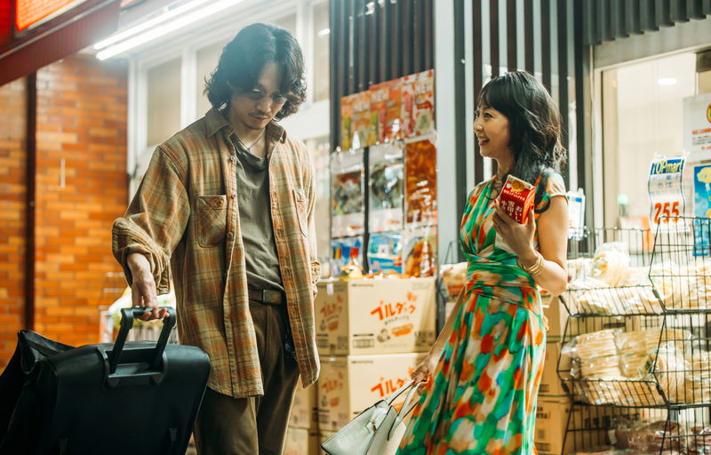 闇ビジネス”仕事中”の北村匠海＆林裕太　恋人の前で見せる綾野剛の柔和な表情　「愚か者の身分」場面写真