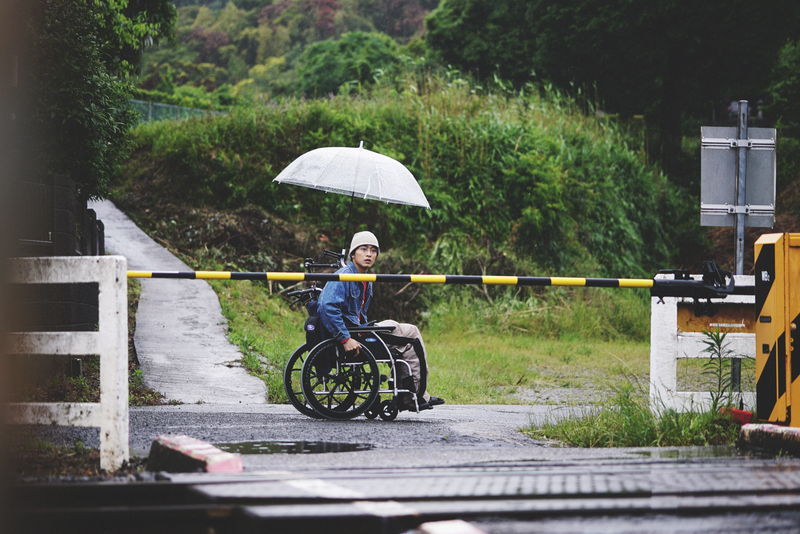 佐藤寛太が5役　とがった表情の中学生、ほがらかな姿のクリーニング屋姿も　「不死身ラヴァーズ」場面写真