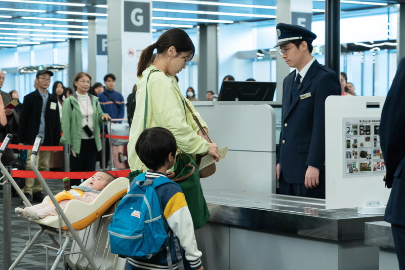 有村架純、黒木華、南沙良 ワインを片手に笑顔で語らう姿 「マジカル・シークレット・ツアー」場面写真