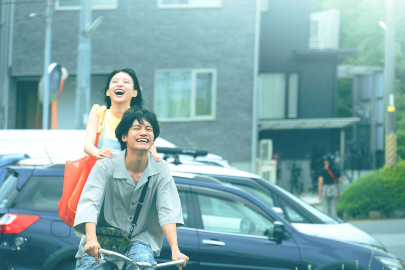 奥平大兼に絆創膏を貼る出口夏希　図書館で寝てしまう姿も　『か「」く「」し「」ご「」と「』場面写真