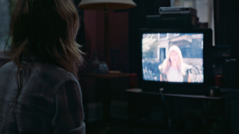 行方不明の妹のもとに届いたビデオテープ こちらに手を振る謎の男 「シェルビー・オークス」場面写真