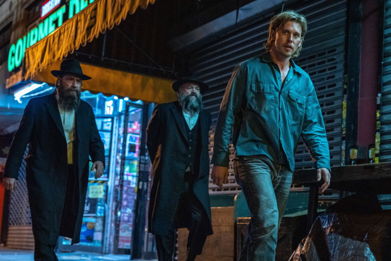 オースティン・バトラー ダヤ人マフィアから精神的に脅迫される姿 「コート・スティーリング」場面写真