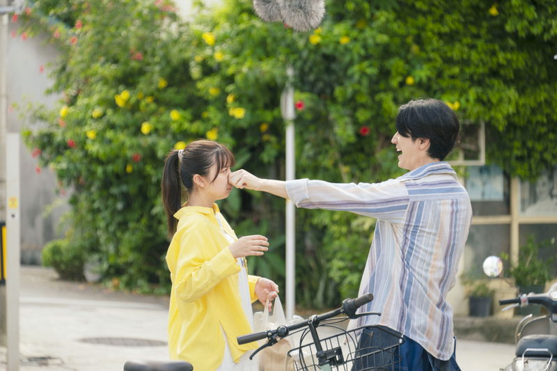 中島裕翔　上白石萌歌の鼻をつまんでからかう姿　幼なじみならではの愛情表現　「366日」場面写真