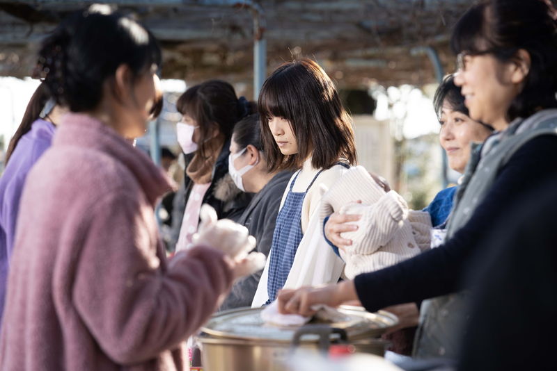 深川麻衣と若葉竜也が暗く沈んだ表情　襲い掛かる“ムラの掟”　「嗤う蟲」場面写真