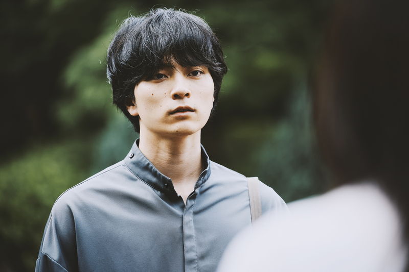 首輪を付けた　リードを手にした女　ゆがんだ欲望がにじみ出る　「JOTARO」ポスター