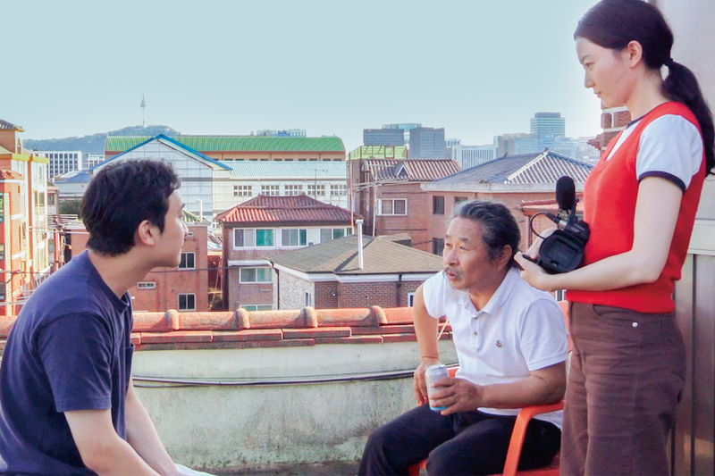 元女優と老詩人 交わりそうで交わらない一日の物語 ホン・サンス監督「私たちの一日」ビジュアル