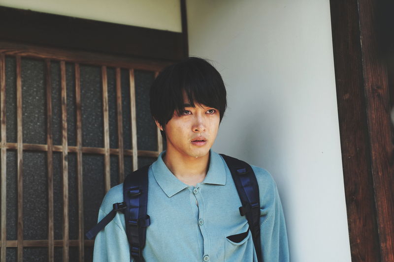 佐藤寛太が5役　とがった表情の中学生、ほがらかな姿のクリーニング屋姿も　「不死身ラヴァーズ」場面写真