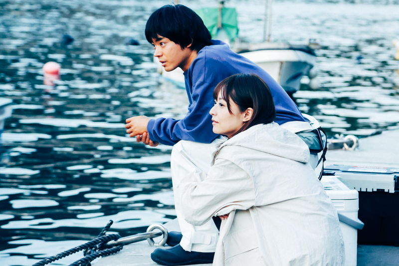 菅田将暉、マスクにサングラス姿で変装してつりに出かける姿　「サンセット・サンライズ」場面写真