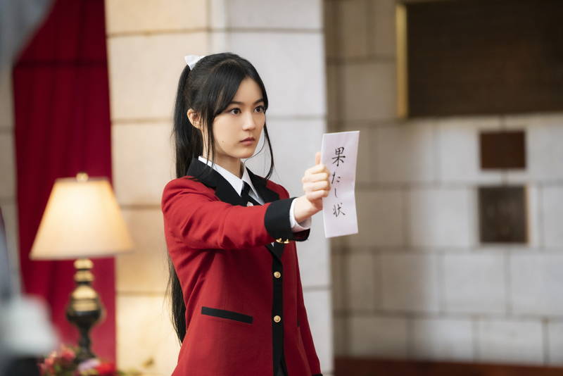 生田絵梨花が果たし状　森川葵と激しいギャンブルバトル　ドラマ「賭ケグルイ双」新場面写真公開