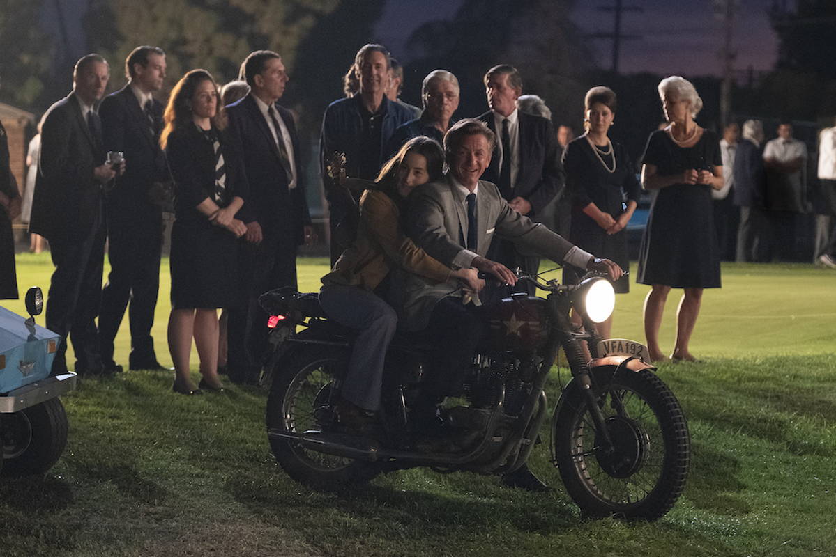 ショーン・ペン ウィリアム・ホールデンがモデルの二枚目スターに 「リコリス•ピザ」場面写真