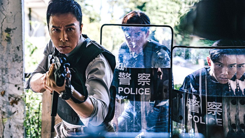 ドニー・イェン 銃を構えて鋭い眼光 英国式ウィッグをつけた検察官姿も 「プロセキューター」場面写真