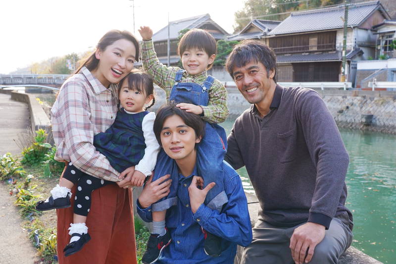 阿部寛、孫を肩車して笑顔　北村匠海、麻生久美子、杏とつなぐ家族愛のバトン　「とんび」家族写真