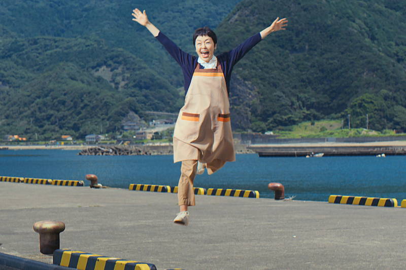 小林聡美、隕石にぶつかって人生が好転？　小さな奇跡描く大人のおとぎ話　「ツユクサ」公開決定