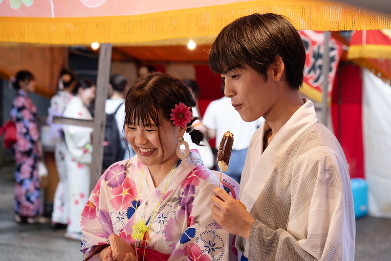 池田エライザ、久保田紗友らが艶やかな浴衣姿　夏祭りのデートシーン　「リライト」場面写真