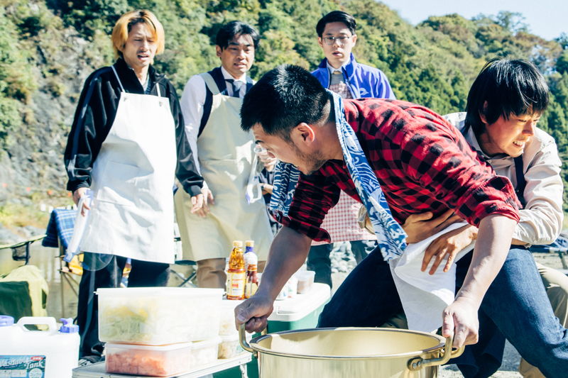 菅田将暉、マスクにサングラス姿で変装してつりに出かける姿　「サンセット・サンライズ」場面写真