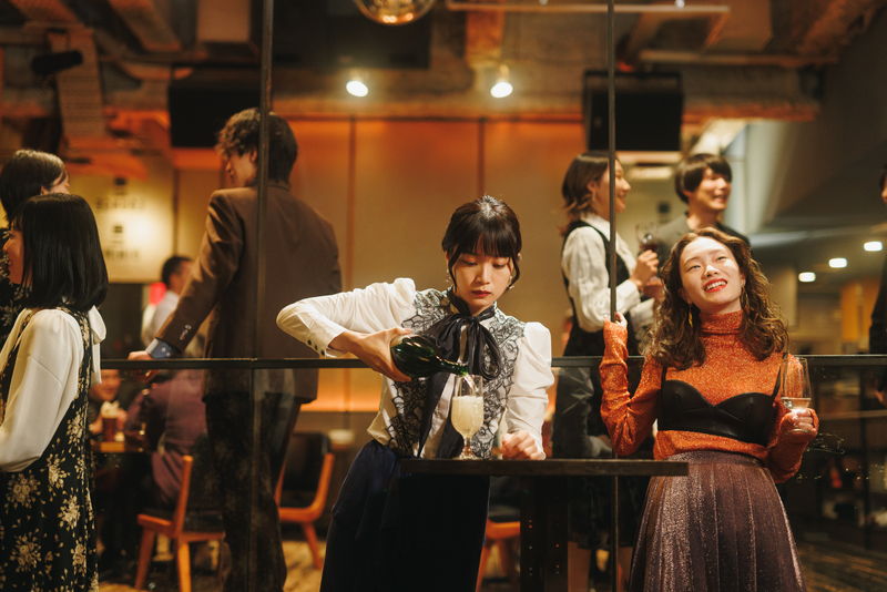 深川麻衣が手酌でやけ酒？　アイドルからどん底アラサー姿　映画「つんドル」場面写真