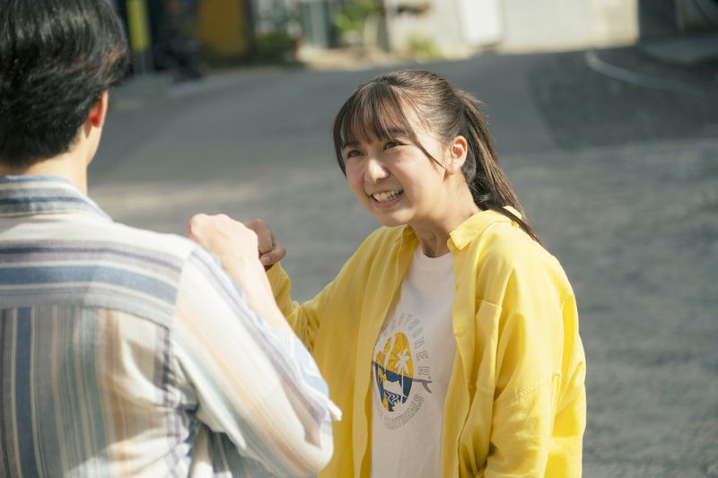 中島裕翔　上白石萌歌の鼻をつまんでからかう姿　幼なじみならではの愛情表現　「366日」場面写真