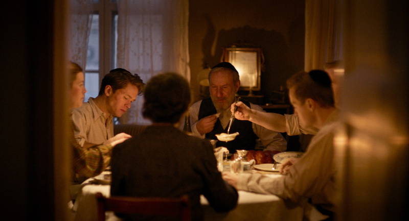 平凡なユダヤ人一家の幸せな食卓　引き裂かれた家族の絶望　「ホロコーストの罪人」場面写真