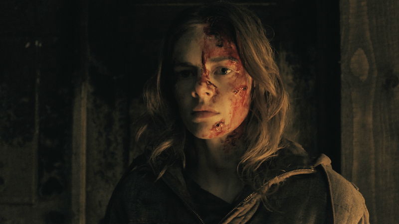 木の根へとつなぎとめられた“処刑椅子”に拘束される少女 「ヴィレッジ 声帯切村」場面写真