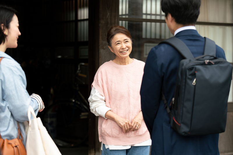 黒木華と藤間爽子がスマホを見ながら楽しそうに話す姿　心でつながる人々　「アイミタガイ」場面写真