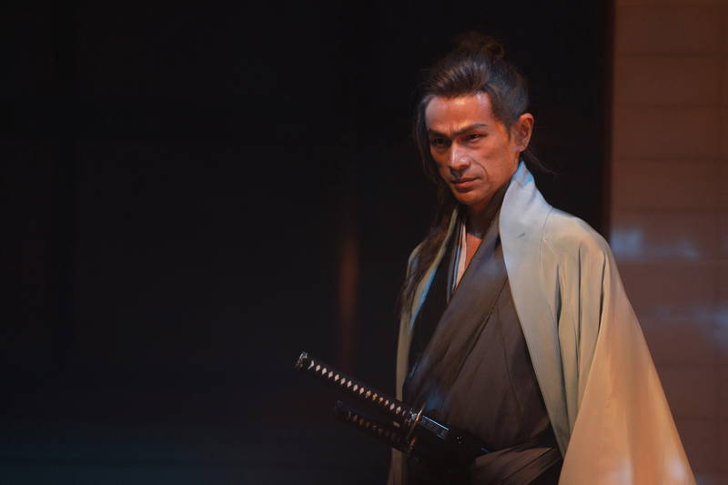 最強の人斬り＝佐藤健　斬殺される妻＝有村架純　るろ剣最終章「The Beginning」場面写真
