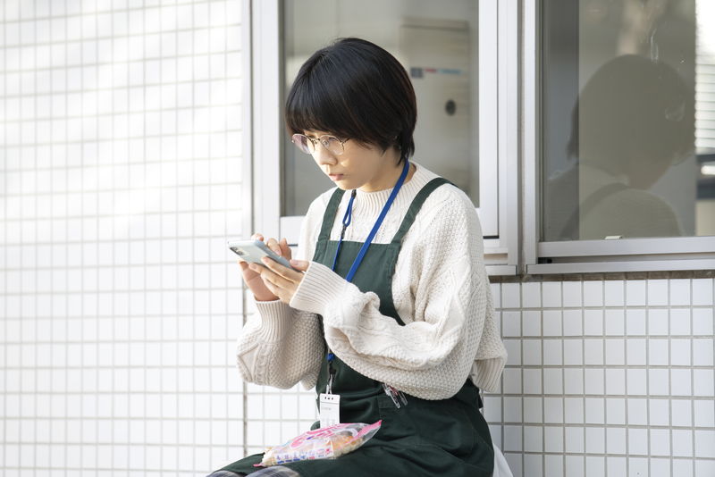 松本穂香、SNSで元彼の動向を調査する女に　今カノ玉城ティナを突き止めて会う　「恋のいばら」本編映像