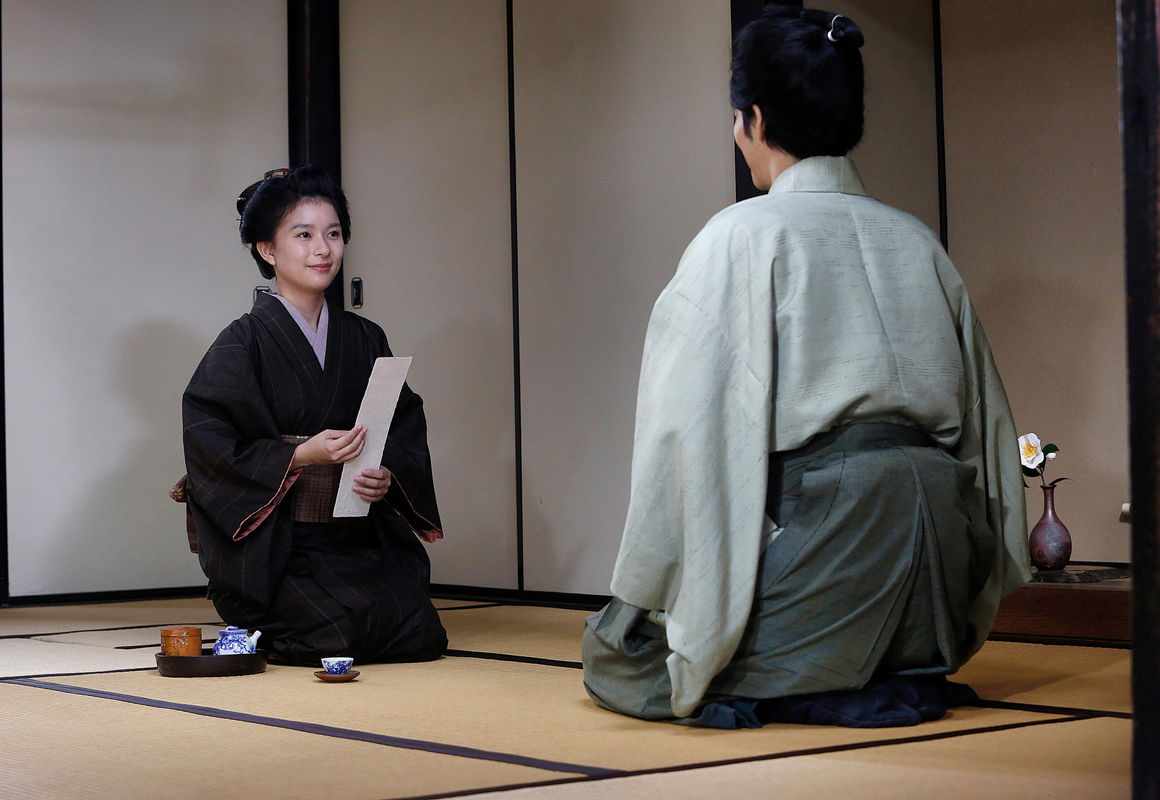 松坂桃李が絶対に諦めない志を秘めた姿　優しいまなざしの芳根京子　「雪の花」ビジュアル