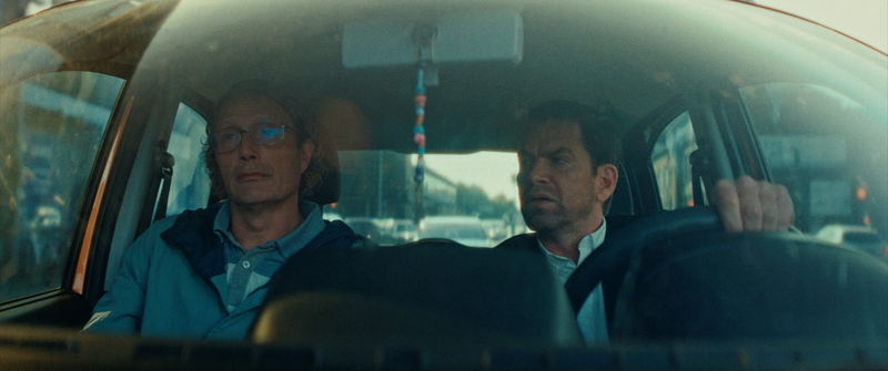 マッツ・ミケルセン　ビートルズ思わせる衣装　ジョン・レノンと思い込む男に　「さよなら、僕の英雄」特報