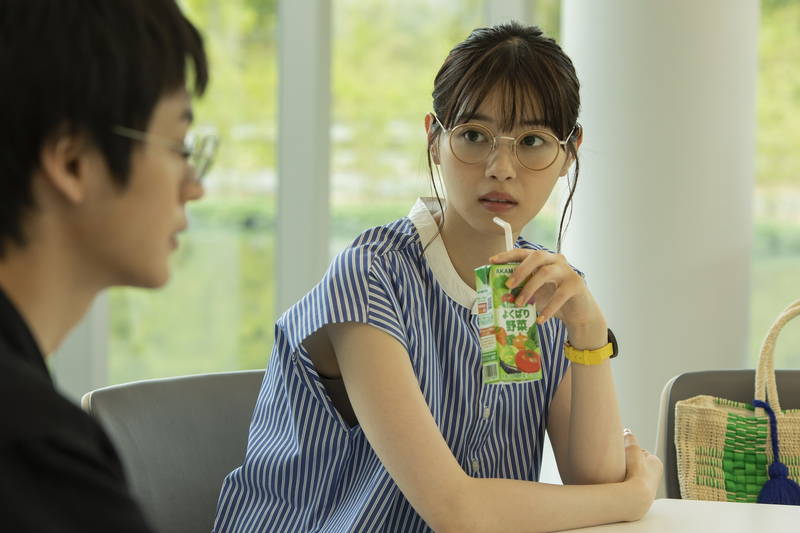 西野七瀬　パジャマ姿で思いにふける姿　恋心を抱く神尾楓珠を見つめる姿も　「恋は光」場面写真