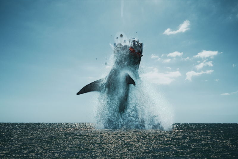 キバをむいて、海中で人間に迫る超巨大ザメ　「ブラック・デーモン」場面写真