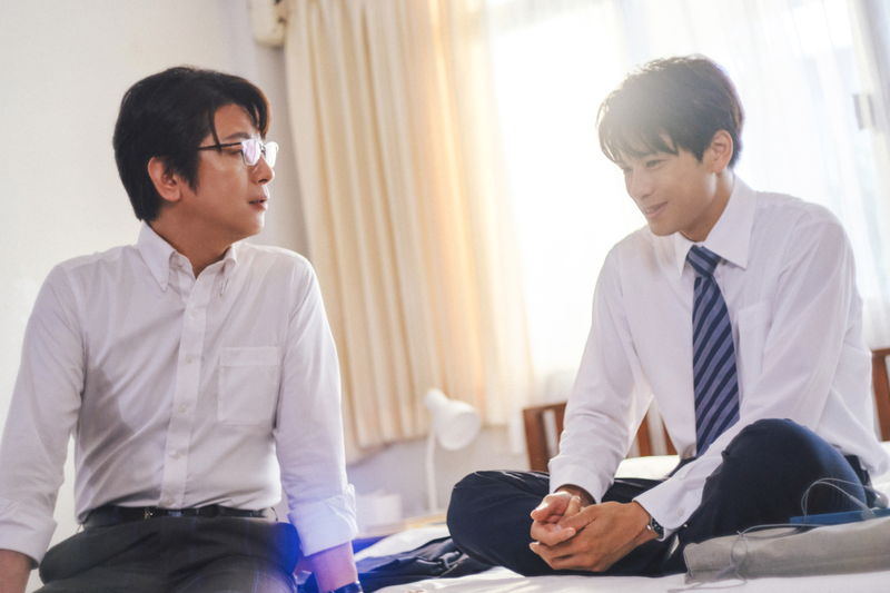 森崎ウィン＆向井康二　相合い傘でナイトマーケットのデート姿　「（LOVE SONG）」場面写真