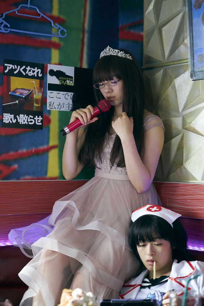 森七菜　コスプレでカラオケする姿　ハーフツインで印象的な表情も　「炎上」場面＆メイキング写真