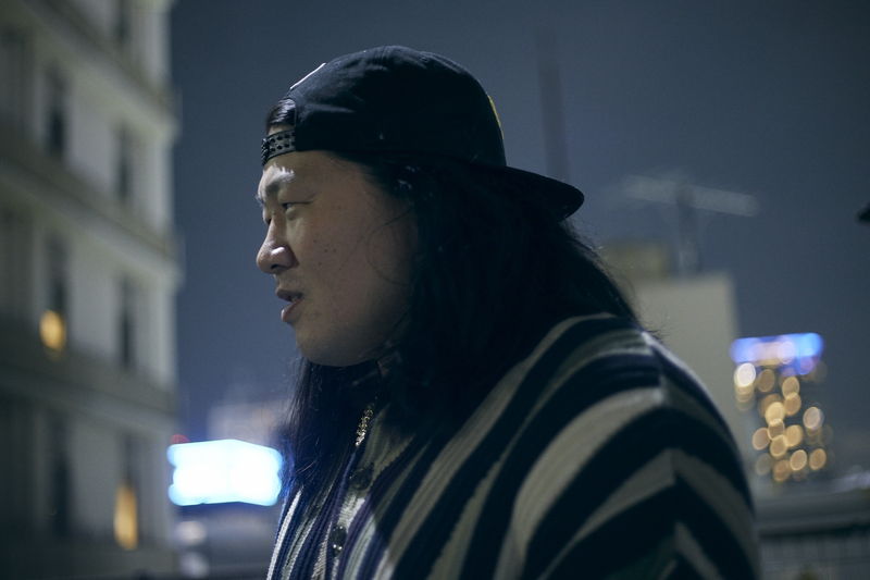 森七菜　歌舞伎町を背景に一人たたずむ姿　満面の笑顔で仲間とともにはしゃぐ様子も　「炎上」場面写真