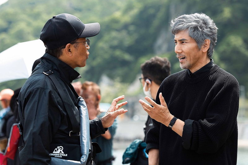 本木雅弘と小泉今日子が撮影現場で見せる真剣な表情　「海の沈黙」メイキング写真