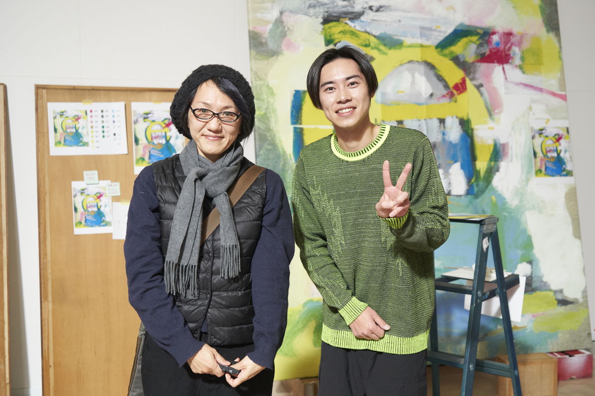 堂本剛、大きな絵を前にして笑顔　吉岡里帆・吉田鋼太郎・戸塚純貴の姿も　映画「まる」メイキング写真