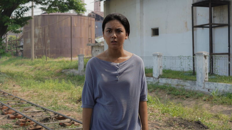 女性に迫りくる大量のサトウキビの束 不気味な笑みを浮かべる女性 「サトウキビは知っている」本編映像