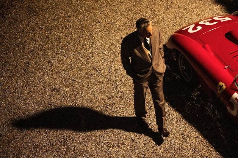F1の“帝王”　カリスマ性と孤独をアダム・ドライバーが体現　マイケル・マン監督「フェラーリ」場面写真