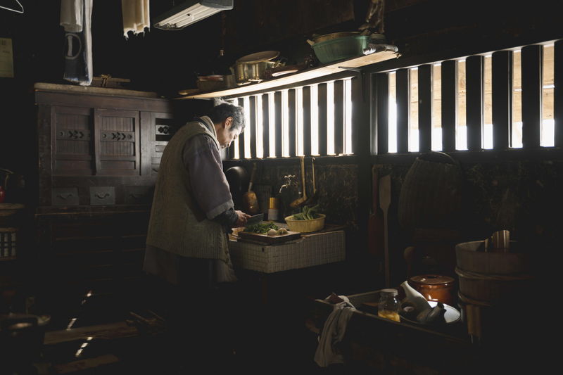 シム・ウンギョン　旅先の定食屋で読書をする姿　どこか陰をおびた河合優実も　「旅と日々」場面写真