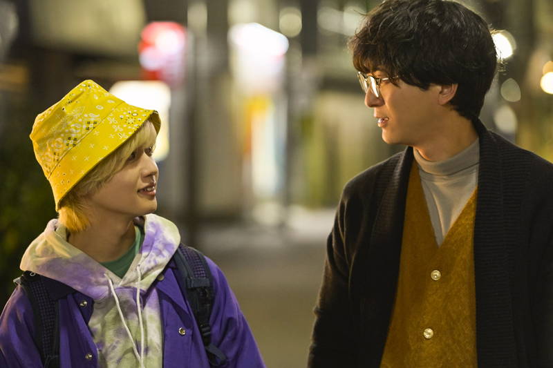 見つめ合う“柘植”浅香航大＆”湊”ゆうたろう　愛されカップルのデート　映画「チェリまほ」場面写真