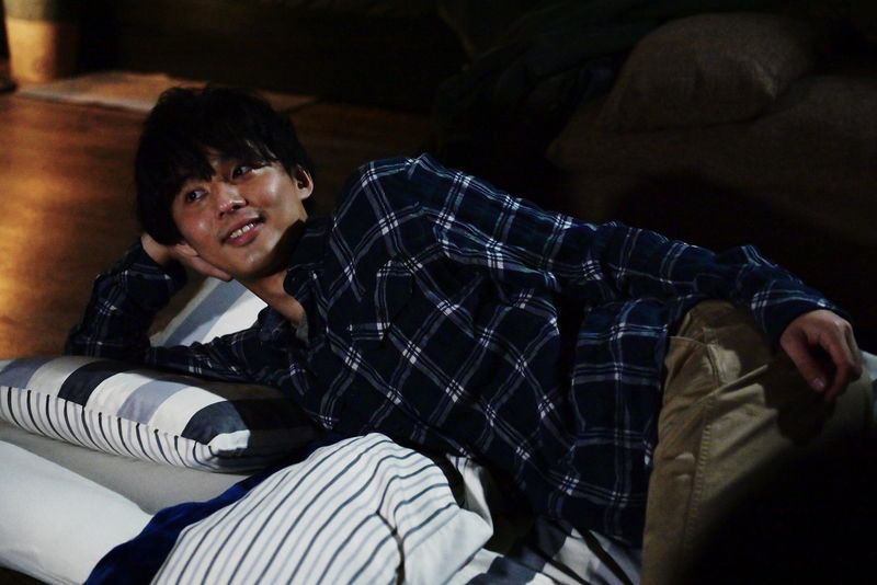 藤ヶ谷太輔が見せる”クズっぷり”　布団やソファでゴロゴロ　「そして僕は途方に暮れる」場面写真