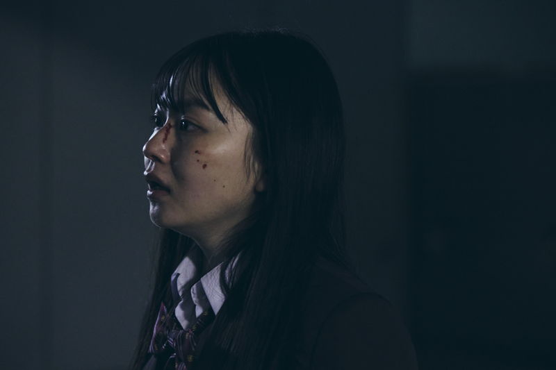 山田杏奈　無防備な寝顔に憂鬱な表情　血しぶきを浴びた姿も　「NEW GROUP」場面写真