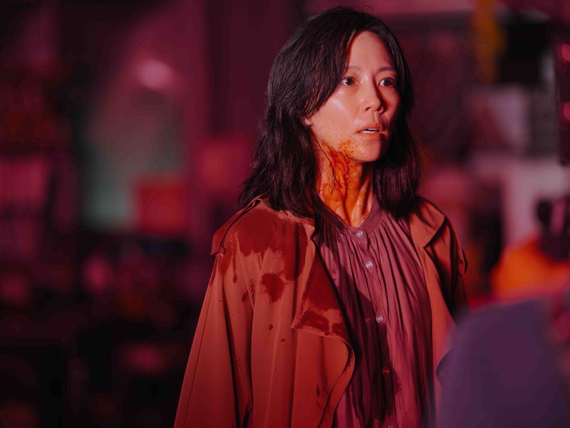 木村佳乃　拘束をされた状態で浮かべる不気味な笑み　「カラダ探し THE LAST NIGHT」場面写真