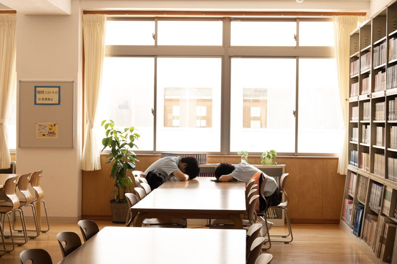 奥平大兼に絆創膏を貼る出口夏希　図書館で寝てしまう姿も　『か「」く「」し「」ご「」と「』場面写真