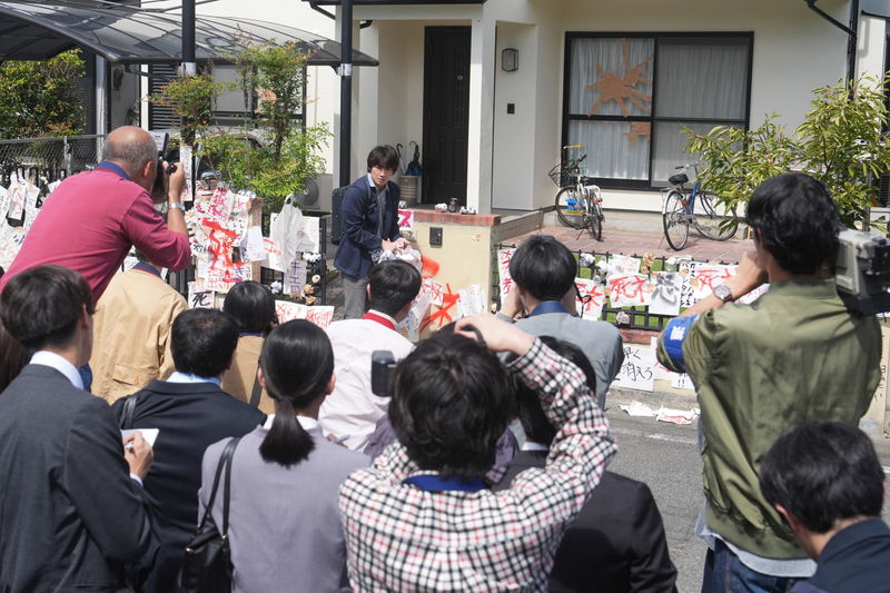綾野剛　追い詰められ、おびえと絶望の色を宿した表情　「でっちあげ　～殺人教師と呼ばれた男」場面写真