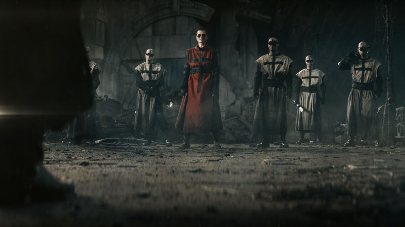 処刑されかけるミラ・ジョヴォヴィッチ　魔術を発動して難を逃れる　「ロストランズ　闇を狩る者」本編映像